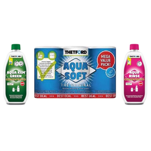 Två tvålpumpar, en grön och en rosa, med toalettpapperspaket emellan, märkt "Aqua Soft".