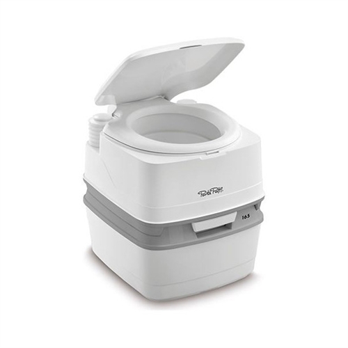 Bärbar campingtoalett Porta Potti Qube 165 med öppet lock, grå och vit, kompakt design.